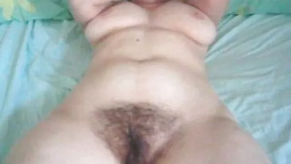 Valges T-särgis tüdruk best seks porno andis anaali looduses.