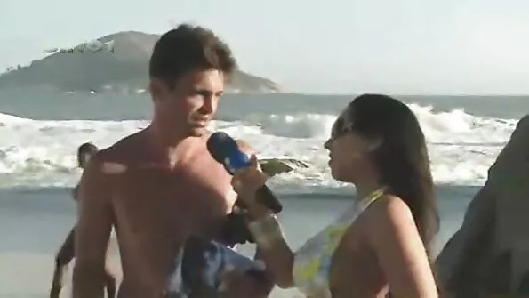 Koduperenaine puudutab külili xxx seks videolar lebavat ülekasvanud kiisut.