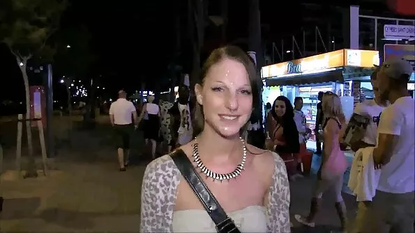 Pornomodell Lina Moore masturbeerib kaamera porno video seks lähedalt.