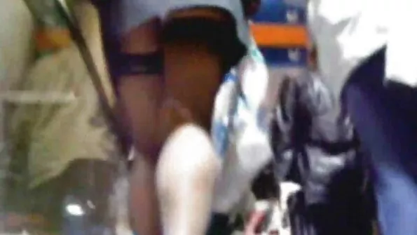 Himuline naine seksi porni petab koos tema kõrval magava mehe parima sõbraga.