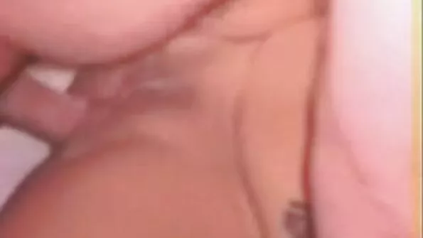 Kuti erutatud peenisel sipleb erotika videolar ilus nukk.