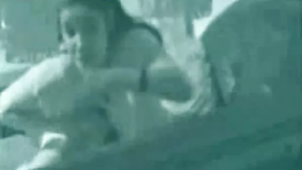 Erootiline kutt lükkas oma aluspüksid ja torkas oma tüdruksõbra xnnx seksi kiisu.