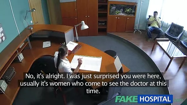 Valgete sukkadega brazzer sex porno ilus brünett lõbutseb dildoga.