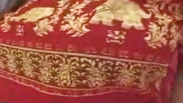Neljasilmaline mamsel torkab seks video masaj dildo tuppe.