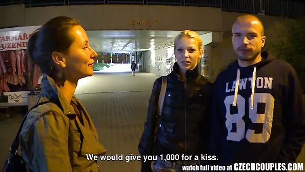 Slim tüdruk masturbates näljane porno seks video com kiisu.
