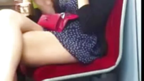 Lumivalgel diivanil annavad õpilased end kiisudele kuttidele. masaj seks videolar