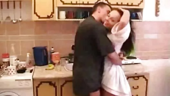 Oma hullude kätega tõmbas ta mehe riista porno video seks maha.