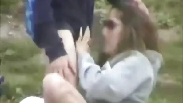 Rinnakas naine masturbates kiisu hallil diivanil. hd sex nl