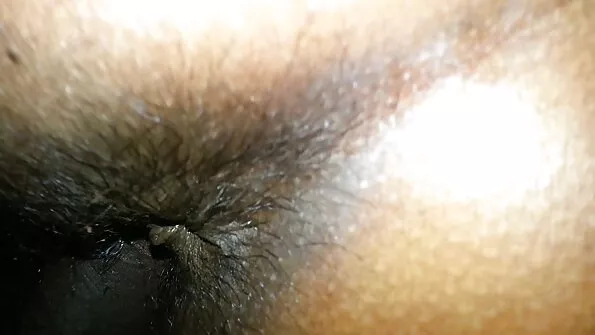 Paljas paks naine videoseksporno tõmbleb voodil.