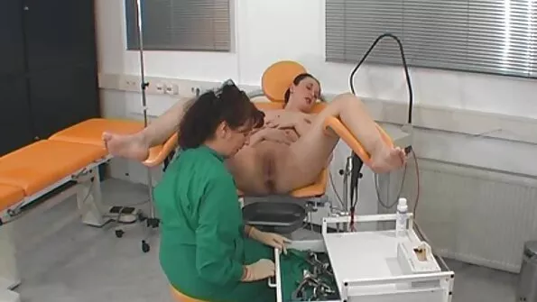 Ta lõpetas masturbeerimise ja soovis doktor seks video end kirglikult partneritele anda.