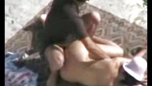 Persses lühikeste pükstega autos oigavat blondiini. seks porno grek
