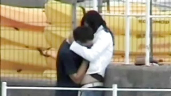 Ta pani oma rikutud naise sukkadega seks video xxx lauale ja hakkas teda.