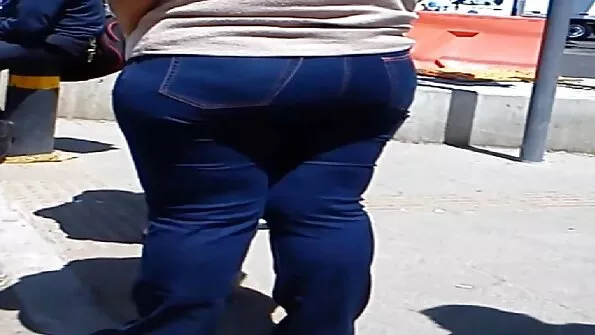 Ihakas mamsel masturbeerib yutube porno video diivanil lebades.