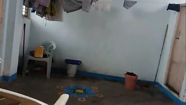 Aluspüksteta mees keppis oma hidden cam seks naist diivanil mütsiga.