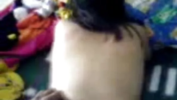 Maitsvate tissidega tüdruk mängib pargis aukudega. seks porno 69